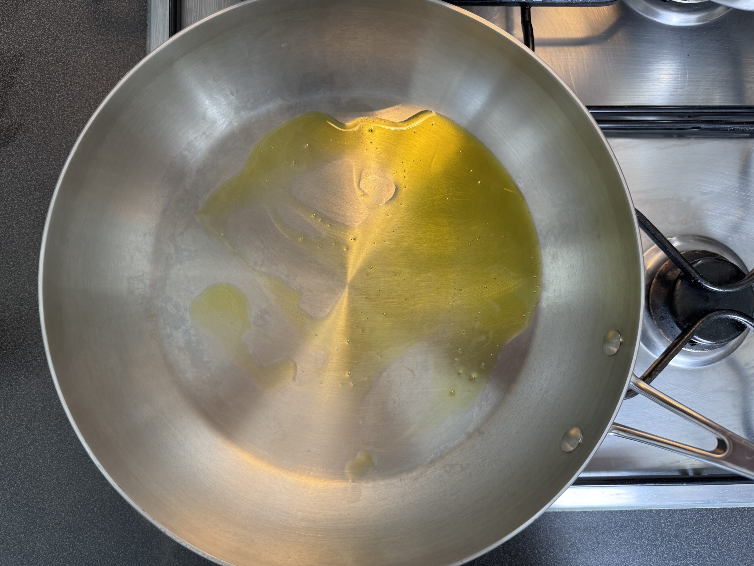 Stainless steel pan with avocado oil